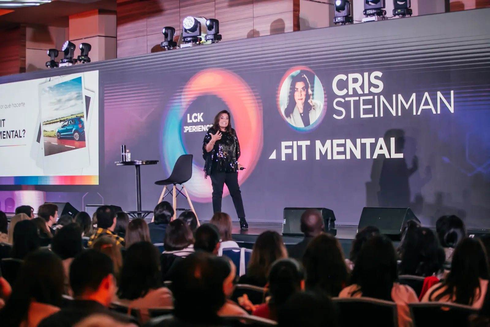 Cris Steinman presentando Fit Mental en el escenario de LCK Experience